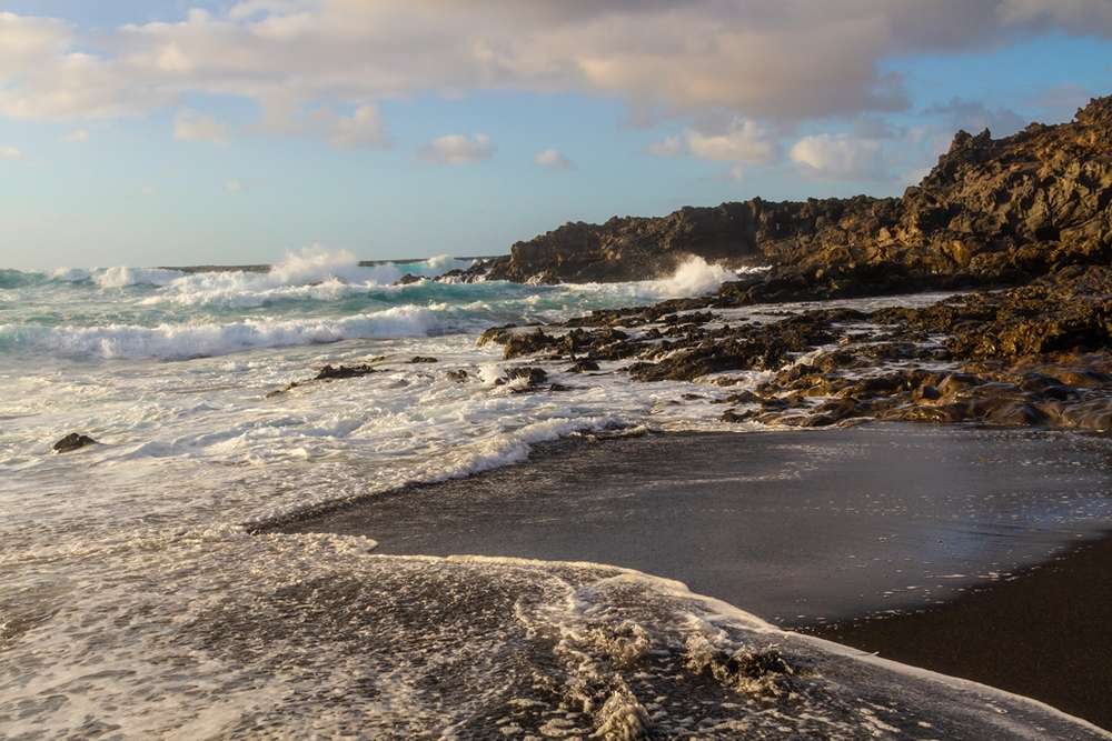 Rocce vulcaniche nere al tramonto